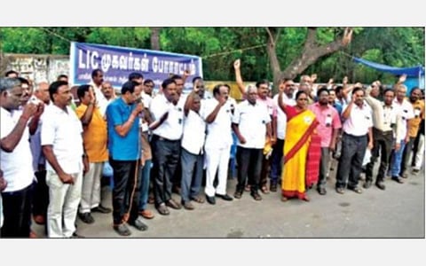 எல்ஐசி-யின்  ‘பீமா சுகம்’ என்ற திட்டத்தைத் திரும்பப் பெற வலியுறுத்தி, ஈரோடு காளைமாடு சிலை அருகே முகவர்கள் ஆர்ப்பாட்டத்தில் ஈடுபட்டனர்.