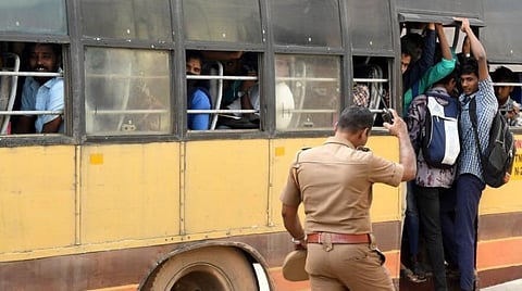 பேருந்தில் படியில் தொடங்கிய படி செல்லும் மாணவர்கள்| கோப்புப் படம்