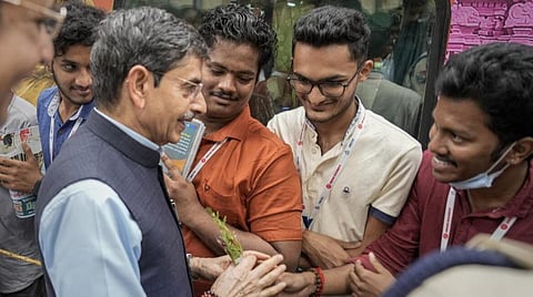 காசி தமிழ்ச் சங்கமம் விழாவில் பங்கேற்க தமிழகத்தில் இருந்து முதல் குழு பயணம் - ஆளுநர் ஆர்.என்.ரவி கொடியசைத்து வழியனுப்பினார்