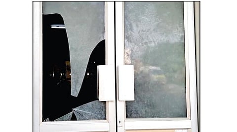 மானாமதுரை | புதுப்பெண் மர்ம மரணம்: அரசு மருத்துவமனையில் கண்ணாடி உடைப்பு; எஸ்ஐ காயம்