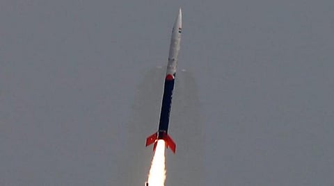 ஹரிகோட்டாவில் உள்ள ஏவுதளத்தில் இருந்து நேற்று விண்ணில் சீறிப் பாய்ந்த ஸ்கைரூட் நிறுவனத்தின் ‘விக்ரம்-எஸ்’ ராக்கெட்.படம்: பிடிஐ