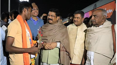 காசி தமிழ்ச் சங்கமத்தில் பங்கேற்க வாரணாசிக்கு நள்ளிரவில் வந்த தமிழர்களை ரயில் நிலையத்தில் வரவேற்ற மத்திய அமைச்சர்