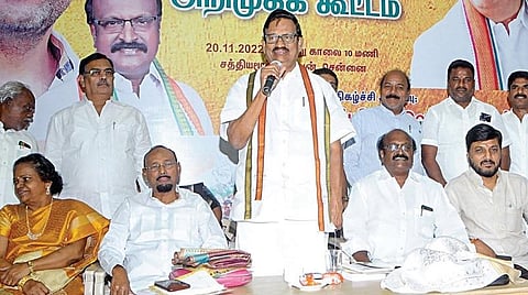 தமிழ்நாடு காங்கிரஸ் இலக்கிய அணி நிர்வாகிகள் அறிமுகக் கூட்டம், மாநில தலைவர் கே.எஸ்.அழகிரி தலைமையில் சென்னை சத்தியமூர்த்தி பவனில் நேற்று நடைபெற்றது. படம்: பு.க.பிரவீன்