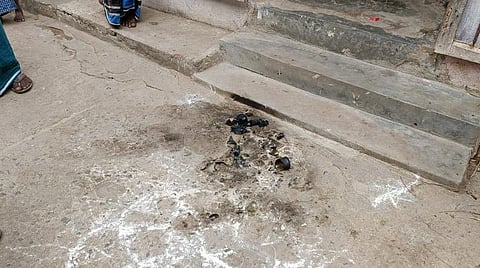 மண்ணெண்ணெய் குண்டு வீசப்பட்ட வீடு