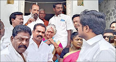 பிரதமரின் வீடு கட்டும் திட்டத்தில் கட்டப்பட்ட வீட்டின் முன் மதுரை நகர் மாவட்ட பாஜகவினர்.