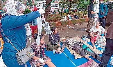 இந்தோனேசியாவில் நேற்று ஏற்பட்ட நிலநடுக்கத்தில் ஏராளமானோர் காயமடைந்ததால், மருத்துவமனைகள் நிரம்பி வழிந்தன. இதனால், வடக்கு ஜாவாவில் சியாஞ்சூரில் உள்ள ஒரு மருத்துவமனையில் வாகன நிறுத்துமிடத்தில் சிகிச்சை அளிக்கப்பட்டது.படம்: பிடிஐ