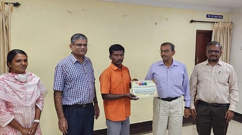 சிவகாசி அருகே ரயில் விபத்தை தடுத்த பணியாளர் - பாராட்டிய கோட்ட மேலாளர், அதிகாரிகள்