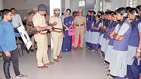 கோவை காளப்பட்டி அரசு மேல்நிலைப் பள்ளி மாணவிகளுக்கு துப்பாக்கியை கையாள்வது குறித்து விளக்கம் அளிக்கும் கோவை சரக டிஐஜி எம்.எஸ்.முத்துசாமி, அருகில், மாவட்ட காவல் கண்காணிப்பாளர் பத்ரி நாராயணன் உள்ளார்.