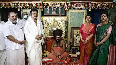 தருமபுர ஆதீனத்திடம் தனது குடும்பத்துடன் ஆசி பெற்ற அமமுக பொதுச் செயலாளர் டிடிவி தினகரன்