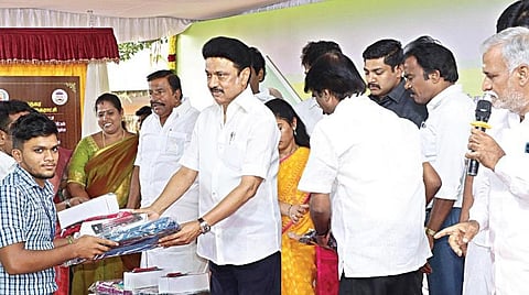 சென்னை கொளத்தூர் பந்தர் கார்டன் தெருவில் அமைந்துள்ள சென்னை மாநகராட்சி பெண்கள் மேல்நிலைப் பள்ளி கட்டிடத்தை சென்னை மாநகராட்சி நிதியின் கீழ் ரூ.4.37 கோடி செலவில் மறுசீரமைக்கும் பணியை முதல்வர் மு.க.ஸ்டாலின் நேற்று அடிக்கல் நாட்டி தொடங்கிவைத்து மாணவர்களுக்கு கல்வி உபகரணங்களை வழங்கினார். உடன், அமைச்சர்கள் கே.என்.நேரு, சேகர்பாபு, மேயர் பிரியா உள்ளிட்டோர். படம்: ம.பிரபு