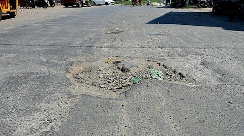 தமிழகம் முழுவதும் சாலைகளை மேம்படுத்த ரூ.2,200 கோடி நிதி - முதல்வர் மு.க.ஸ்டாலின் உத்தரவு