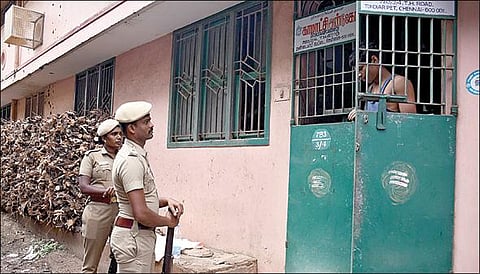 சென்னை தண்டையார்பேட்டையில் உள்ள காமாட்சி அண்ட் கோ நிறுவனத்தில் நேற்று வருமான வரி சோதனை நடைபெற்றபோது, வெளியே பாதுகாப்புக்காக நின்றிருந்த போலீஸார். படம்: ம.பிரபு