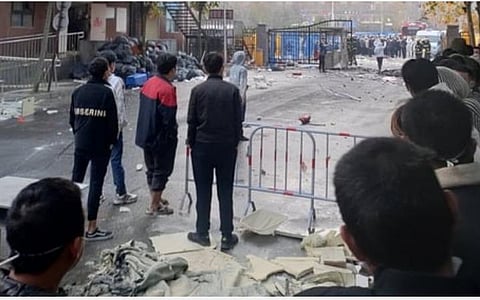 சீனாவில் ஐபோன் தயாரிப்பு ஆலையில் வன்முறை: பின்புலம் என்ன?