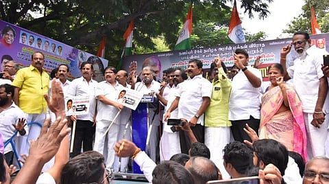 சென்னையில் நடந்த தமாக ஆர்ப்பாட்டத்தில் பேசும் அக்கட்சியின் தலைவர் ஜி.கே.வாசன்