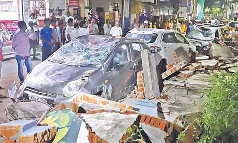 பழுதடைந்திருப்பது சுவர் மட்டுமா?