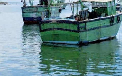 கச்சத்தீவு அருகே இலங்கை கடற்படையால் ராமேசுவரம் மீனவர்கள் விரட்டியடிப்பு