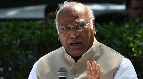 செல்வப்பெருந்தகைக்கு எதிர்ப்பு: 11 காங்கிரஸ் எம்எல்ஏக்கள் கார்கேவை சந்திக்க டெல்லி பயணம்