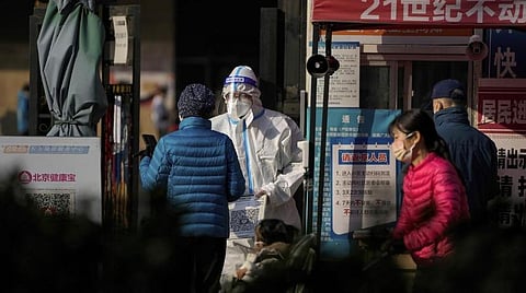 சீனாவில் கட்டுப்படுத்த முடியாத நிலையில் கரோனா - காரணம் என்ன?