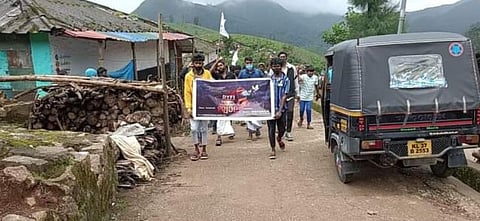 மூணாறு இக்கா நகரில் வீடுகளை இடிக்க எதிர்ப்பு தெரிவித்து அப்பகுதி மக்கள் நடத்திய ஆர்ப்பாட்டம்.