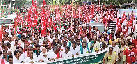 மத்திய அரசை கண்டித்தும், கோரிக்கைகளை வலியுறுத்தியும் ஐக்கிய விவசாயிகள் முன்னணி சார்பில் சென்னை எழும்பூர் ராஜரத்தினம் மைதானத்தில் இருந்து நேற்று பேரணி நடைபெற்றது. இதில் மாநில ஒருங்கிணைப்பாளர் கே.பாலகிருஷ்ணன், காவிரி டெல்டா பாசன விவசாய சங்க கூட்டமைப்பின் தலைவர் கே.வி.இளங்கீரன், விவசாயிகள்சங்க பொதுச் செயலாளர் பி.சண்முகம், சாமி நடராஜன் உள்ளிட்ட பலர் கலந்துகொண்டனர்.படம்: ம.பிரபு