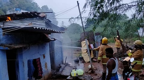 பணியில் தீயணைப்பு துறை வீரர்கள்