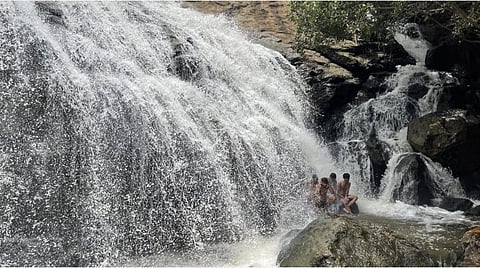 மகாராஷ்டிரா-கர்நாடகா மாநிலங்களின் எல்லை அருகேயுள்ள கிட்வட் அருவி.