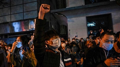 கரோனா கட்டுப்பாடுகளால் கொந்தளிப்பு: ஜின்பிங்குக்கு எதிரான போராட்டக் களத்தில் மாணவர்கள் தீவிரம்