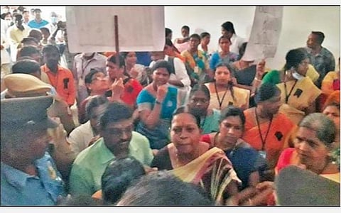 சிதம்பரம் அண்ணாமலைப் பல்கலைக்கழக துணைவேந்தர் அலு வலகத்தை ராஜா முத்தையா அரசு மருத்துவக் கல்லூரி மருத்துவமனை மருத்துவர்கள் முற்றுகையிட்டனர்.