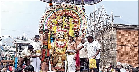 திருவண்ணாமலை கோயில் தீபத் திருவிழாவில் நேற்று பூத வாகனத்தில் எழுந்தருளிய சந்திரசேகரர்.படம்: இரா.தினேஷ்குமார்