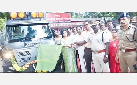 தமிழகத்தில் முதல் முறையாக ரூ.56 லட்சம் மதிப்பில் அதி நவீன கண்காணிப்பு கேமராக்கள் பொருத்தப்பட்ட நடமாடும் ஒருங்கிணைந்த கட்டளை மற்றும் கட்டுப்பாட்டு மைய வாகனத்தை மாவட்ட ஆட்சியர் குமாரவேல் பாண்டியன் கொடியசைத்து தொடங்கி வைத்தார். அருகில், டிஜிபி சைலேந்திரபாபு உள்ளிட்டோர்.  படம்: வி.எம்.மணிநாதன்.