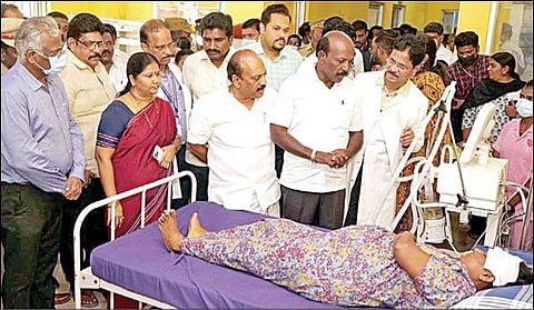 மருத்துவமனையில் சிகிச்சை பெற்று வருபவர்களிடம் நலம் விசாரித்த அமைச்சர்கள் மா.சுப்பிரமணியன், தா.மோ.அன்பரசன்.