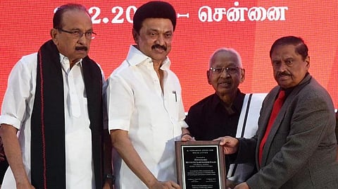 தி.க. தலைவர் கி.வீரமணி 90-வது பிறந்த நாள் விழாவில் சமூக நீதிக்கான கி.வீரமணி விருதை முதல்வர் ஸ்டாலினுக்கு, பெரியார் பன்னாட்டு அமைப்பின் தலைவர் சோம இளங்கோவன் வழங்கினார்.படம்: ம.பிரபு