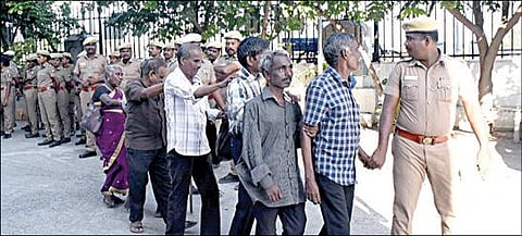 மாதாந்திர உதவித் தொகையை உயர்த்தி வழங்க வேண்டும் என்பது உள்ளிட்ட பல்வேறு கோரிக்கைகளை வலியுறுத்தி, சென்னை காமராஜர் சாலையில் உள்ள மாற்றுத் திறனாளிகள் நல ஆணையரகத்தை மாற்றுத் திறனாளிகள் நேற்று முற்றுகையிட்டு போராட்டத்தில் ஈடுபட்டனர். பார்வையற்ற மாற்றுத் திறனாளிகளை அழைத்துச் சென்ற காவலர். படம்: ம.பிரபு