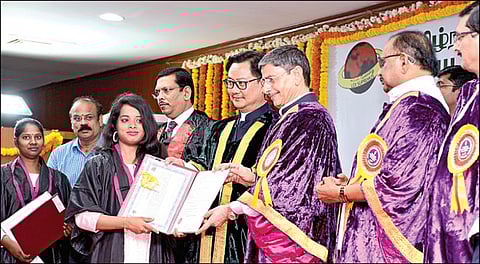 சென்னையில் உள்ள தமிழ்நாடு டாக்டர் அம்பேத்கர் சட்டப் பல்கலை.யில் நேற்று நடைபெற்ற பட்டமளிப்பு விழாவில், மாணவர்களுக்குப் பட்டங்களை வழங்கிய மத்திய சட்டத் துறை அமைச்சர் கிரண் ரிஜிஜு, ஆளுநர் ஆர்.என்.ரவி. உடன், தமிழக சட்டத் துறை அமைச்சர் எஸ்.ரகுபதி, பல்கலை. துணைவேந்தர் சந்தோஷ்குமார்,  பதிவாளர் ரஞ்சித் ஓமன் ஆபிரகாம் உள்ளிட்டோர்.படம்: எம்.முத்துகணேஷ்