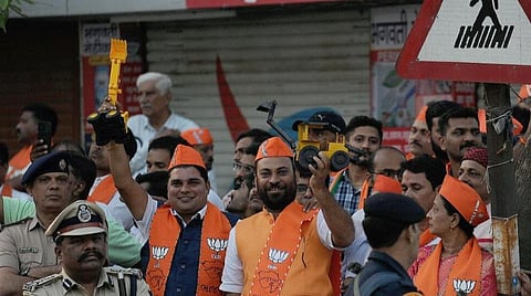 குஜராத்தில் ஓங்கி ஒலிக்கும் யோகி ஆதித்யநாத்தின் ‘புல்டோசர் மாடல்' - தேர்தல் பிரச்சாரத்தில் பாஜகவின் புதிய வியூகம்