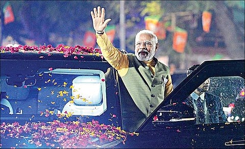 அகமதாபாத்தில் நேற்று முன்தினம் வாகனப் பிரச்சாரத்தில் ஈடுபட்ட பிரதமர் மோடி மீது வழியெங்கும் திரண்டிருந்த மக்கள்  மலர்கள் தூவி வரவேற்றனர்.படம்: விஜய் சோனிஜி