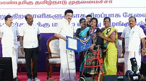 சென்னையில் நேற்று நடைபெற்ற உலக மாற்றுத் திறனாளிகள் தின விழாவில், மாற்றுத் திறனாளிகளின் நலனுக்காக சிறப்பான முறையில் சேவையாற்றியவர்களுக்கு விருது வழங்கினார் முதல்வர் மு.க.ஸ்டாலின். உடன், அமைச்சர்கள் க.பொன்முடி, பி.கீதாஜீவன், மா.சுப்பிரமணியன், பி.கே.சேகர்பாபு, சி.வி.கணேசன் உள்ளிட்டோர்.