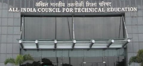 ‘பிரகதி’, ‘சக்‌ஷம்’ உள்ளிட்ட ஏஐசிடிஇ கல்வி உதவித் தொகை: விண்ணப்பிக்க கால அவகாசம் நீட்டிப்பு