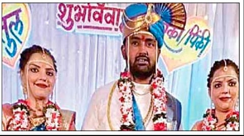 இளைஞர் அதுலை திருமணம் செய்த இரட்டை சகோதரிகள் பிங்கி, ரிங்கி.