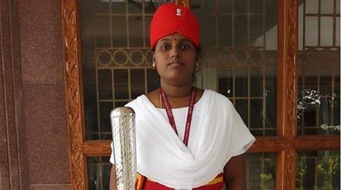 உயர் நீதிமன்ற மதுரைக் கிளையில் முதல் பெண் ‘சோப்தார்’ லலிதா.