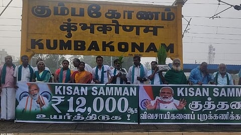 கும்பகோணம் ரயில் நிலையத்திலிருந்து சத்தீஸ்கர் மாநிலத்துக்கு இன்று காலை புறப்பட்ட விவசாயிகள்.