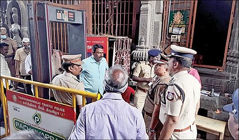 அண்ணாமலையார்  கோயில் அம்மணி அம்மன் கோபுரம் வழியாக வருபவர்களை சோதனையிட வைக்கப்பட்டுள்ள டோர் பிரேம் மெட்டல் டிடெக்டர் கருவியின் செயல்பாடுகளை நேற்று ஆய்வு செய்த ஏடிஜிபி  கி.சங்கர். அருகில் ஐஜி கண்ணன் உள்ளிட்டோர். படம்: இரா.தினேஷ்குமார்