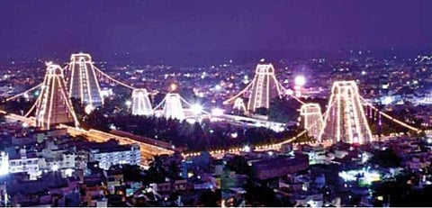 கார்த்திகை தீபத் திருவிழாவை முன்னிட்டு மின் விளக்குளால் ஜொலிக்கும் அண்ணாமலையார் கோயில்