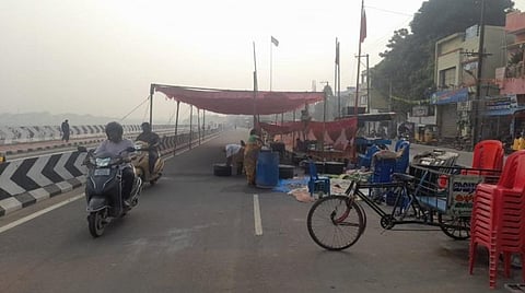 மதுரை | வைகை கரை நான்கு வழிச் சாலை ஆக்கிரமிப்பு - வாகன ஓட்டிகள் சிரமம்