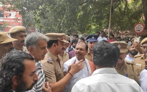 அம்பேத்கருக்கு காவி அடையாளம்: அர்ஜுன் சம்பத்தை சூழ்ந்து கோஷம் எழுப்பிய வழக்கறிஞர்கள்