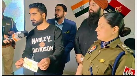 காசோலை உடன் லாரி ஓட்டுநர்