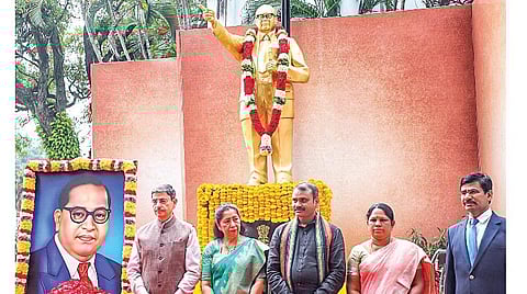 66-வது நினைவு தினத்தையொட்டி அம்பேத்கர் சிலைக்கு தலைவர்கள் அஞ்சலி: ஆளுநர் மாளிகையில் புதிதாக வெண்கல சிலை திறப்பு