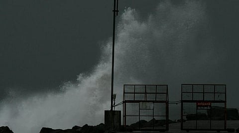 மாண்டஸ் புயல் காரணமாக  சென்னையில் சீற்றத்துடன் காணப்படும் கடல்