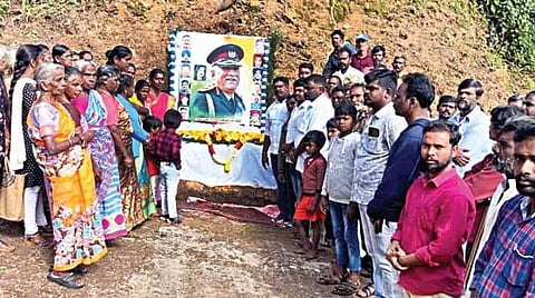 குன்னூர் அருகே நஞ்சப்பசத்திரம் பகுதியில் ராணுவ ஹெலிகாப்டர் விபத்து நிகழ்ந்து ஓராண்டு நிறைவு பெற்றதையடுத்து, மறைந்த முப்படை தலைமை தளபதி பிபின் ராவத்துக்கு நேற்று அஞ்சலி செலுத்திய பொதுமக்கள்.