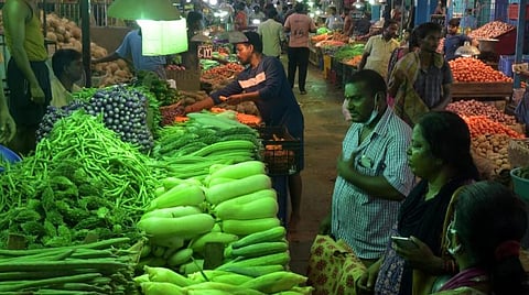 கோயம்பேட்டில் 2 ஆயிரம் டன் காய்கறிகள் தேக்கம்